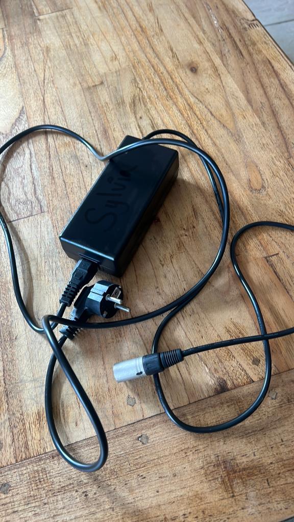 Qwic 36 V Li- ion Acculader voor E bike - Sans Electronic, Ophalen of Verzenden, Zo goed als nieuw