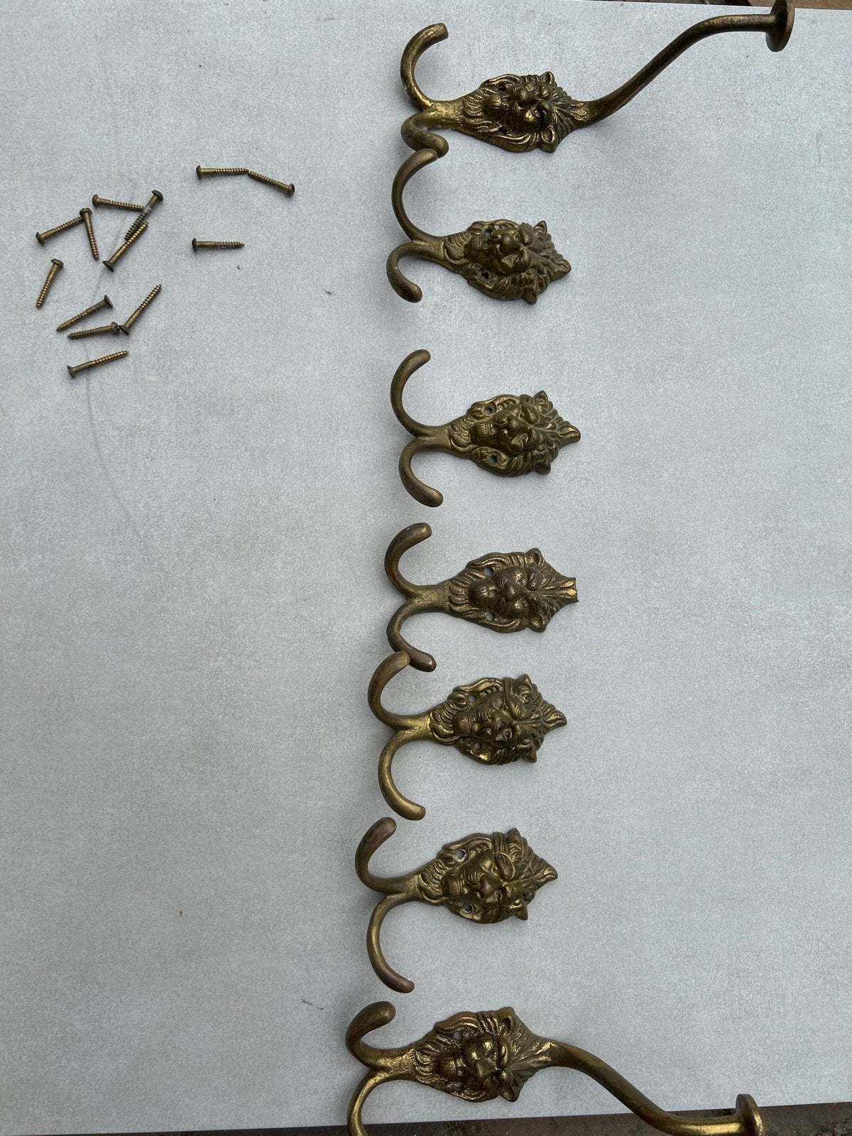 Set van 7 Antieke Messing Leeuwenkop Kapstokhaken, Gebruikt, Wandhaken, Ophalen of Verzenden, Minder dan 100 cm