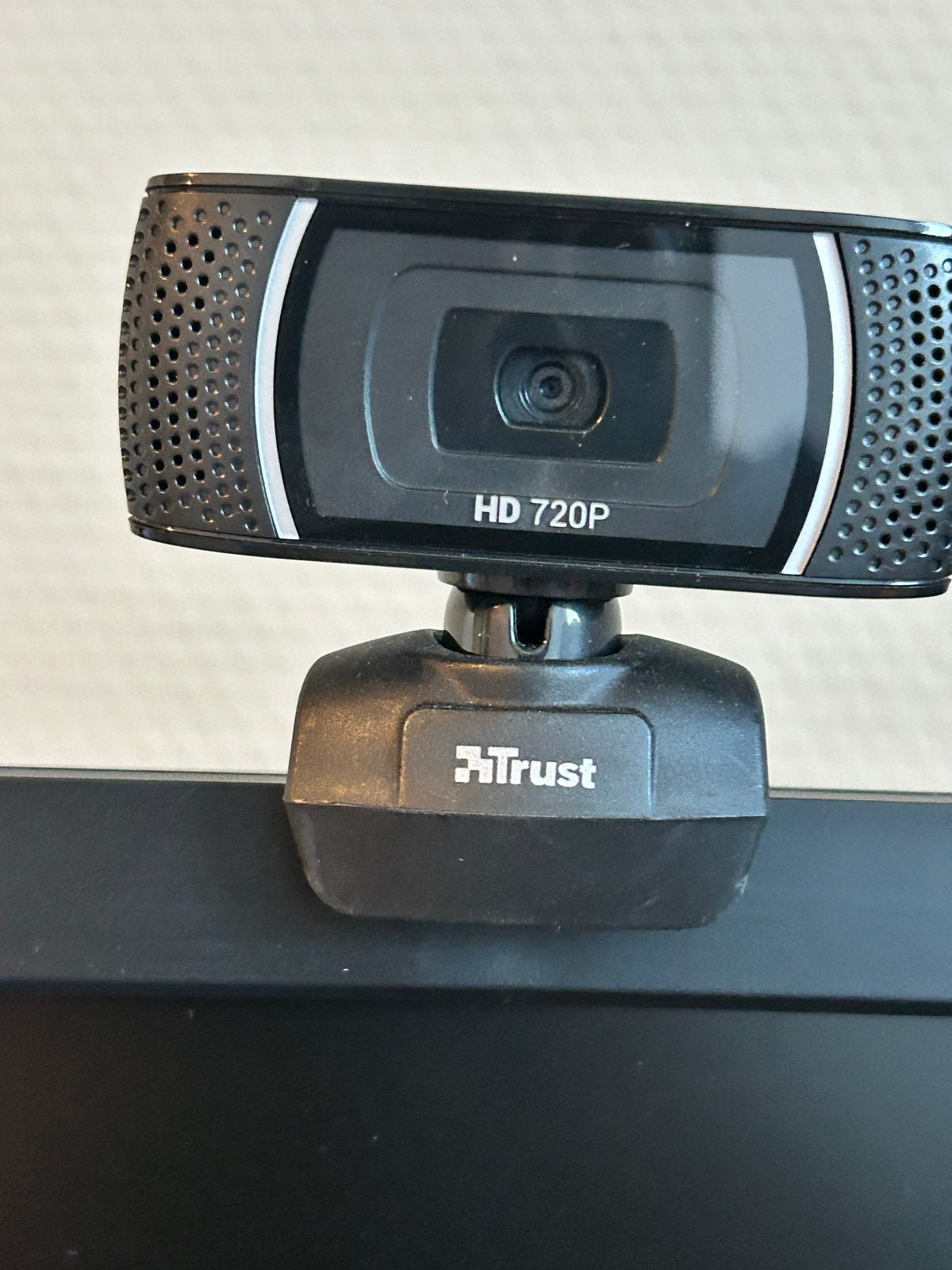 Trust HD 720P Webcam - Ideaal voor videobellen, Ophalen of Verzenden, Zo goed als nieuw, Windows, Monitorclip