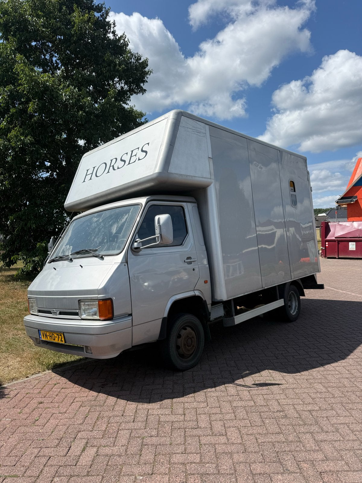 Paardenwagen / horsetruck Nissan Trade CH3 1996, Auto's, Bestelauto's, 2220 kg, 4 cilinders, Origineel Nederlands, Diesel