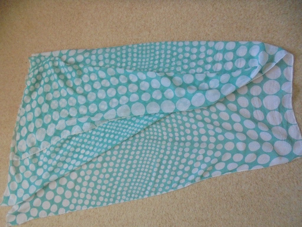 Groen witte sjaal, Kleding | Dames, Mutsen, Sjaals en Handschoenen, Ophalen of Verzenden, Zo goed als nieuw, Maat 46/48 (XL) of groter