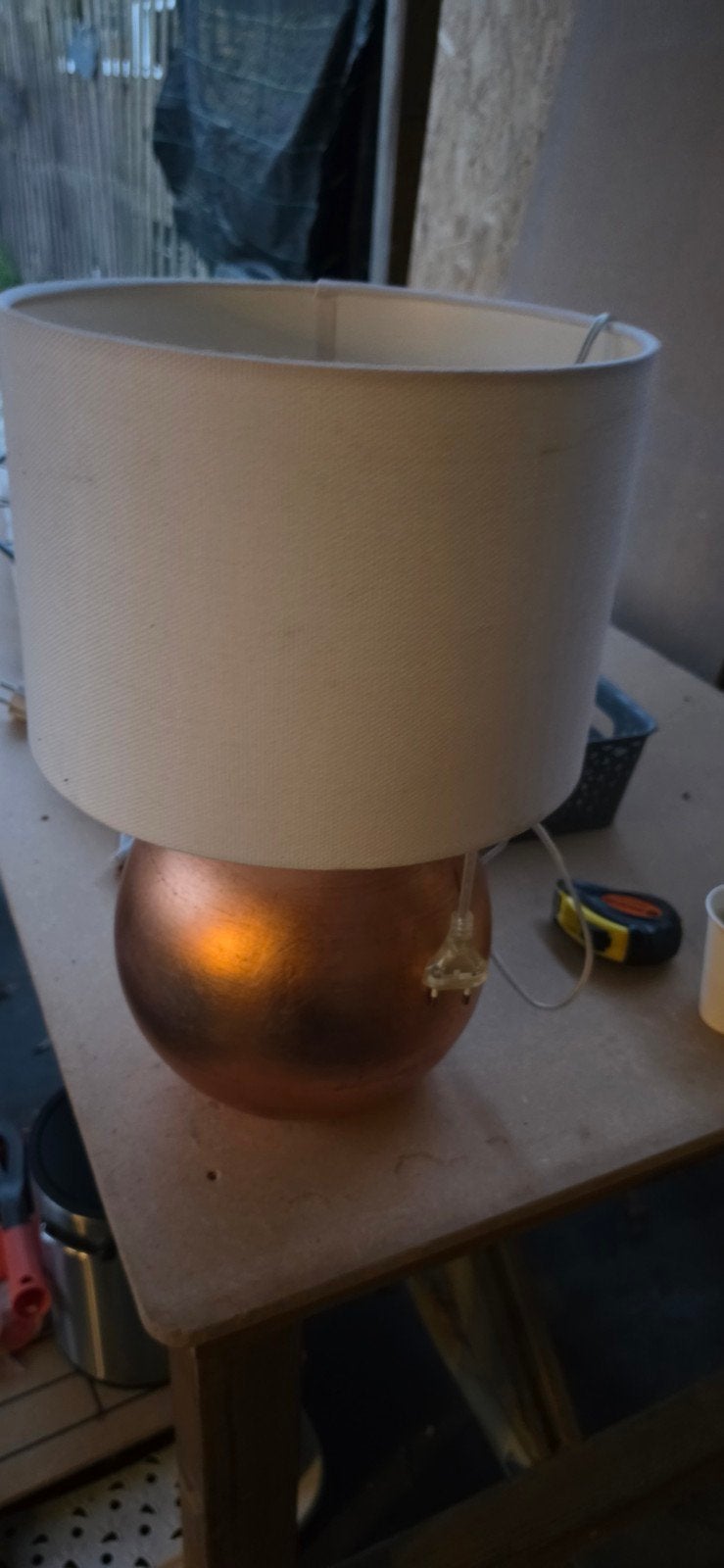 Koperkleurige tafellamp met witte kap, Meerkleurig, Modern, Metaal, Met kap