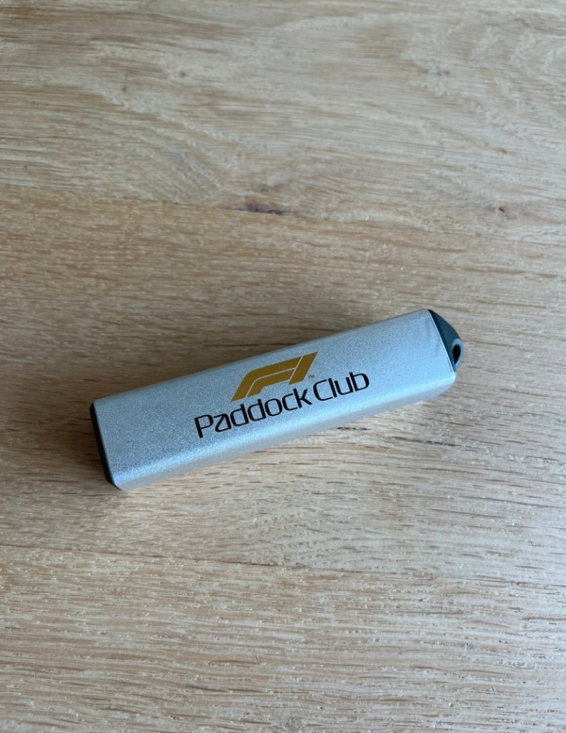 Formule 1- F1 Paddock Club powerbank, Ophalen of Verzenden, Zo goed als nieuw