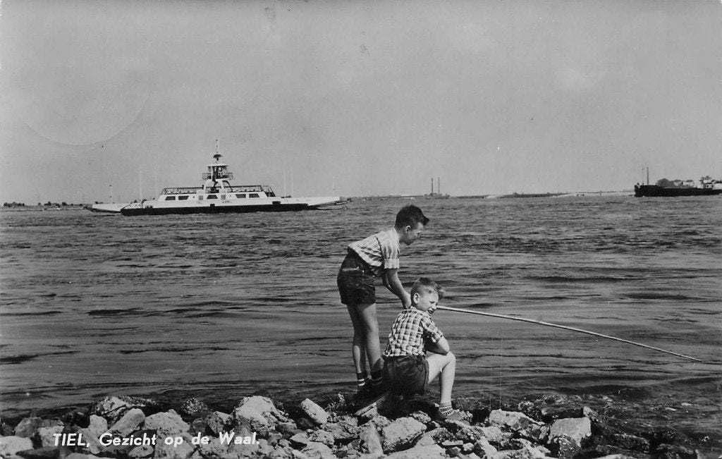 Tiel - Gezicht op de Waal met pont en vissertjes 1960, Ophalen of Verzenden, 1940 tot 1960, Gelopen, Gelderland