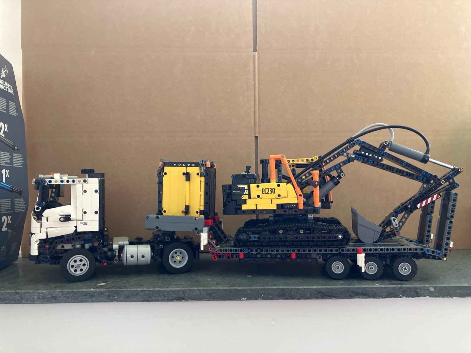 LEGO Technic Volvo FMX Truck & EC230 Elektrische Graafmachin, Ophalen, Zo goed als nieuw, Overige merken