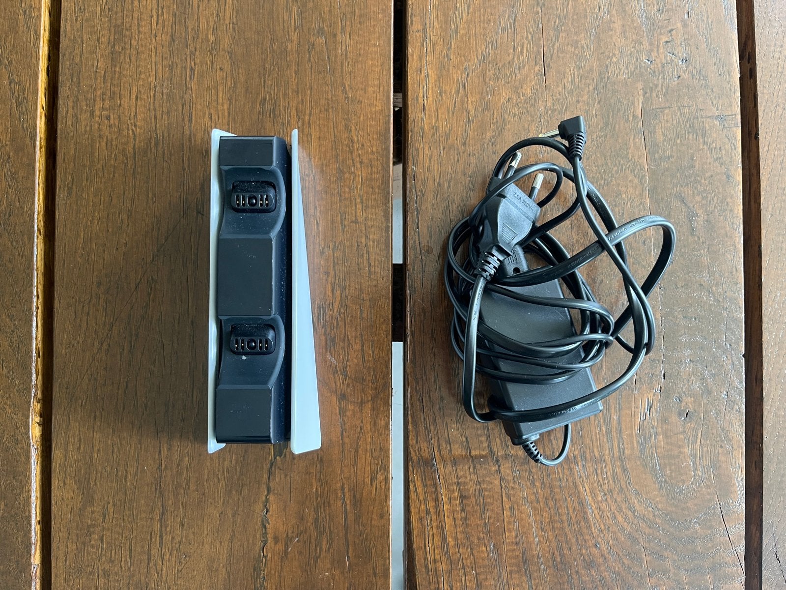 PS5 DualSense Oplaadstation met adapter, Ophalen of Verzenden, Zo goed als nieuw