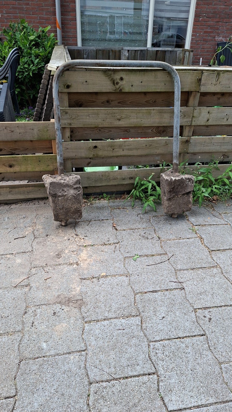 Metalen beugel met betonvoeten, Ophalen, Gebruikt