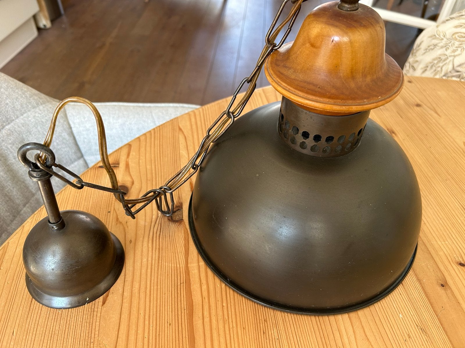 Vintage hanglamp met houten detail en metalen kap, Huis en Inrichting, Ophalen of Verzenden, Gebruikt, Hout, E27 (groot)