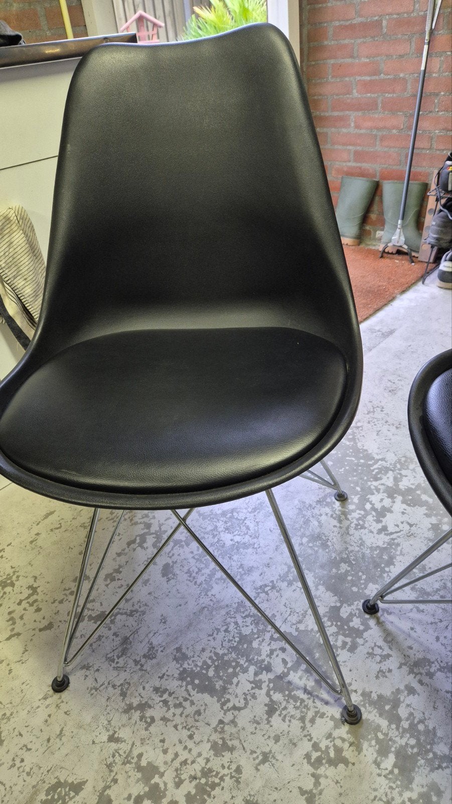 Set van 4 zwarte stoelen met verchroomd onderstel