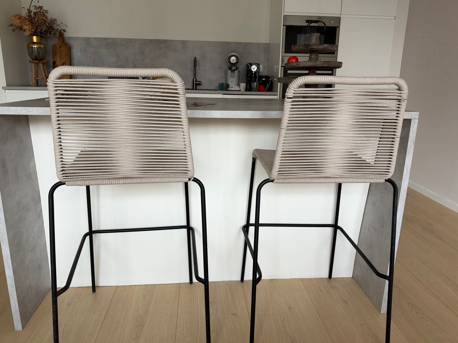 2x Fjôrd Barstoel Lindos Lichtgrijs, 2 krukken, Ophalen, Zo goed als nieuw, Metaal