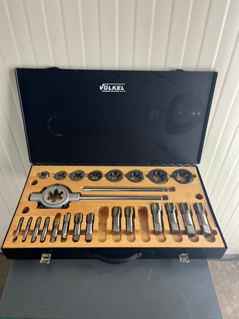 Völkel tap- en snijset in metalen koffer., Ophalen, Zo goed als nieuw