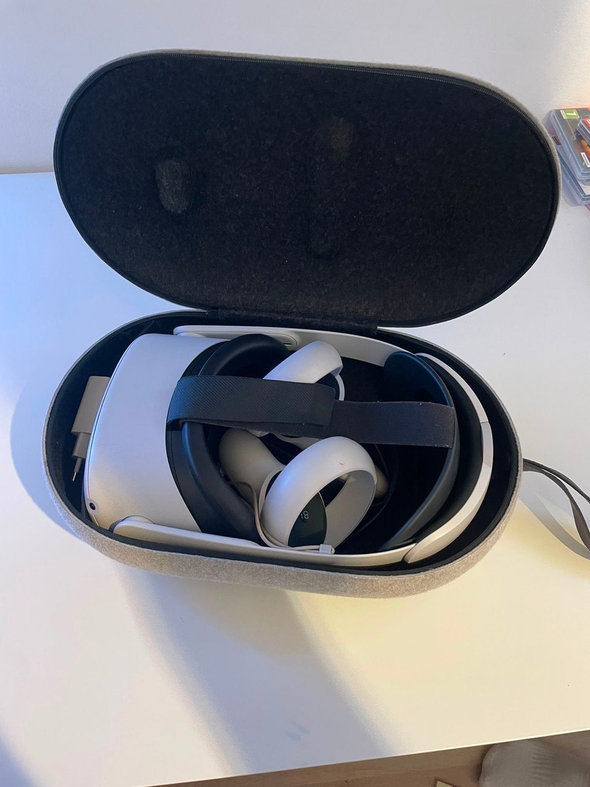 Oculus Quest 2 VR-bril met controllers en case, Ophalen of Verzenden, Gebruikt, VR-bril, Overige platformen