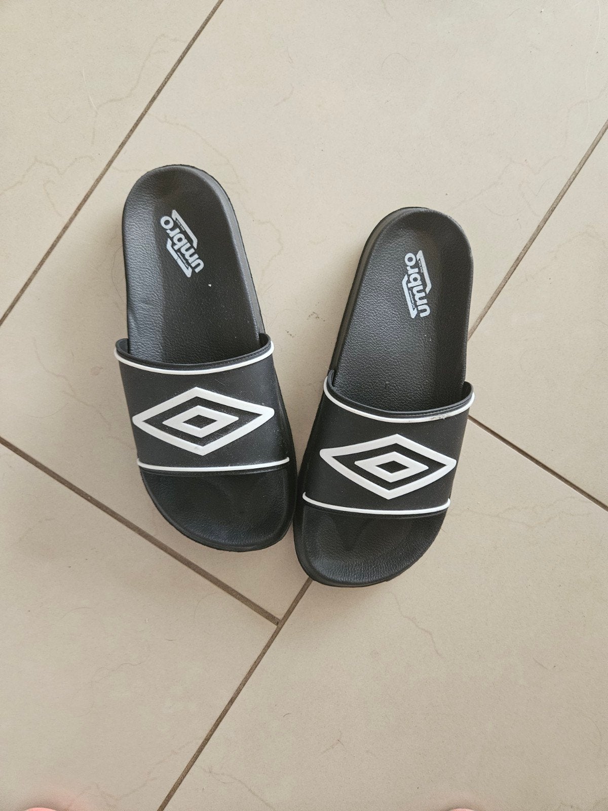 Umbro slippers maat 41, Kleding | Dames, Schoenen, Zwart, Umbro, Zo goed als nieuw, Ophalen