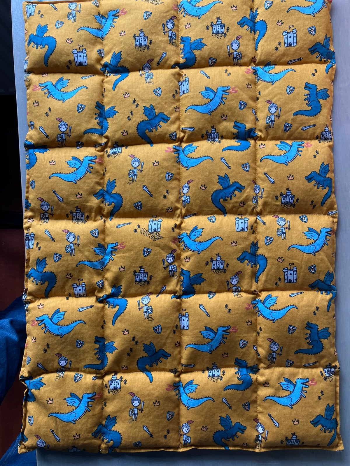 Lekker koud. Verkoelend kussen. Geel , blauw ridders draken, Ophalen, Geel, Nieuw, Warmtekussen
