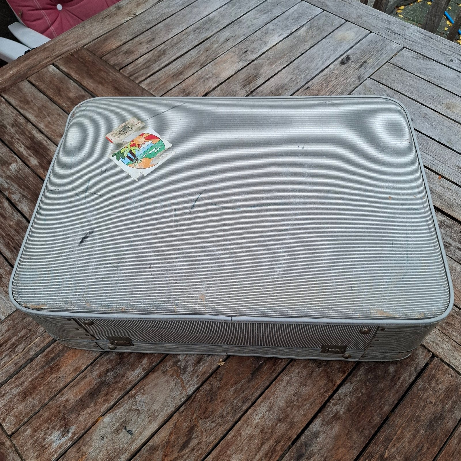 Vintage grijs/wit gestreepte koffer 66x47x19 cm, 60 tot 70 cm, Gebruikt, Hard kunststof, 45 tot 55 cm
