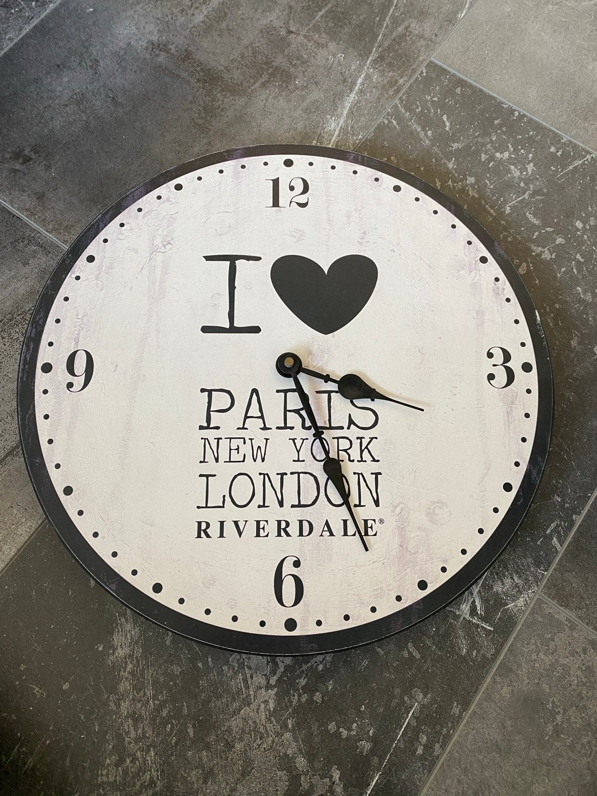 Wandklok "I Love Paris New York London Riverdale" 35cm, Huis en Inrichting, Woonaccessoires | Klokken, Ophalen, Analoog, Werkt op batterijen