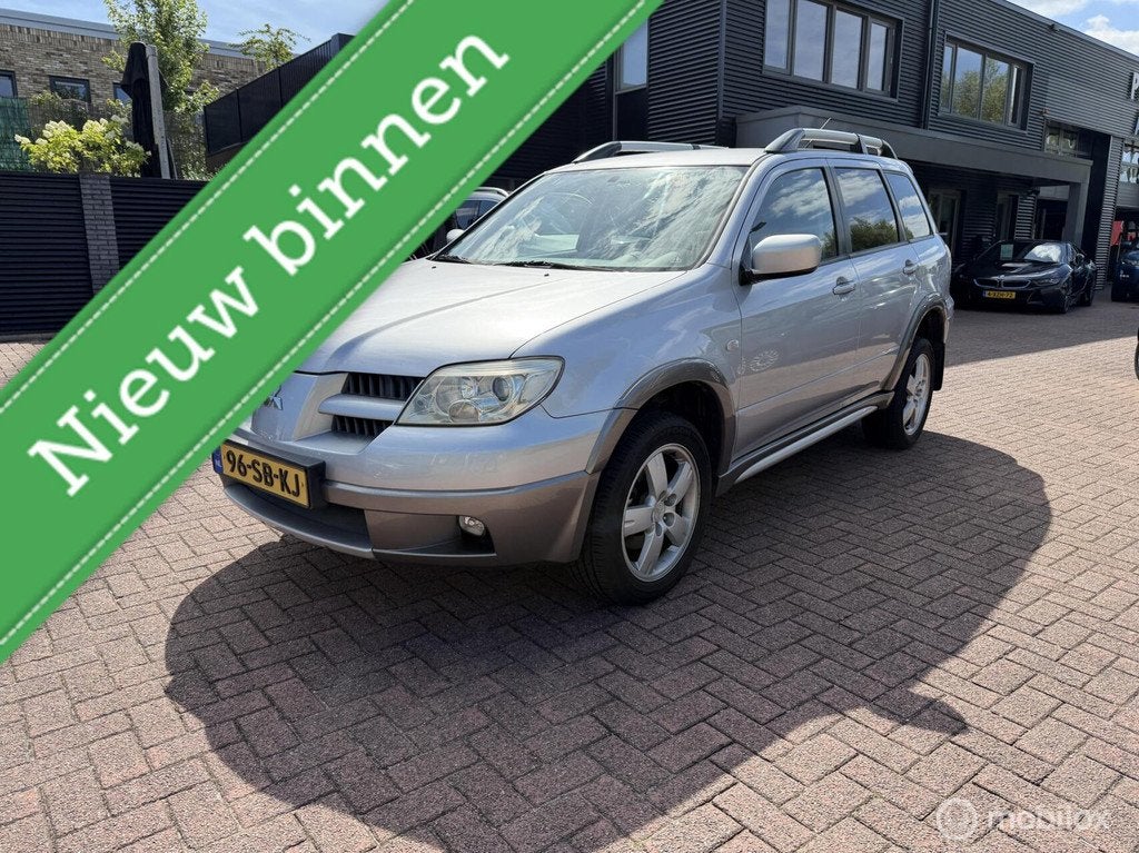 Mitsubishi Outlander 2.4 Intense 4WD Automaat Airco Trekh Na, Auto's, Mitsubishi, Automaat, Stof, Zwart, 4 cilinders