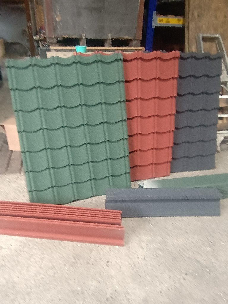Partij dakplaten, singels, bevestiging en diverse.