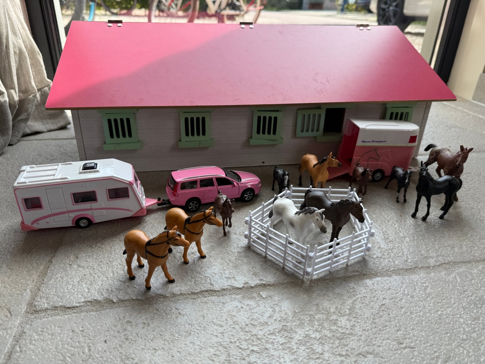 Grote paardenstal met accessoires en paarden, Ophalen, Gebruikt, Jongen of Meisje