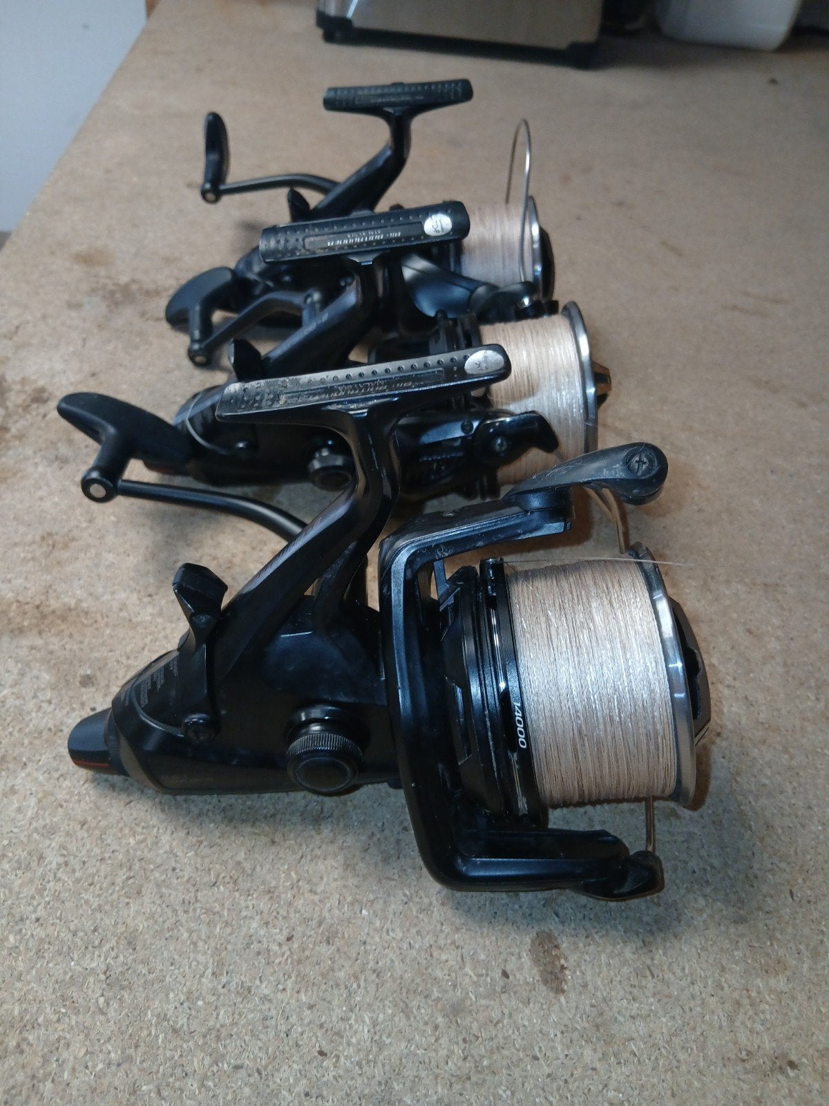 3 x Shimano Baitrunner XTB 14000 LC met gevlochten lijn, Ophalen of Verzenden, Gebruikt, Molen