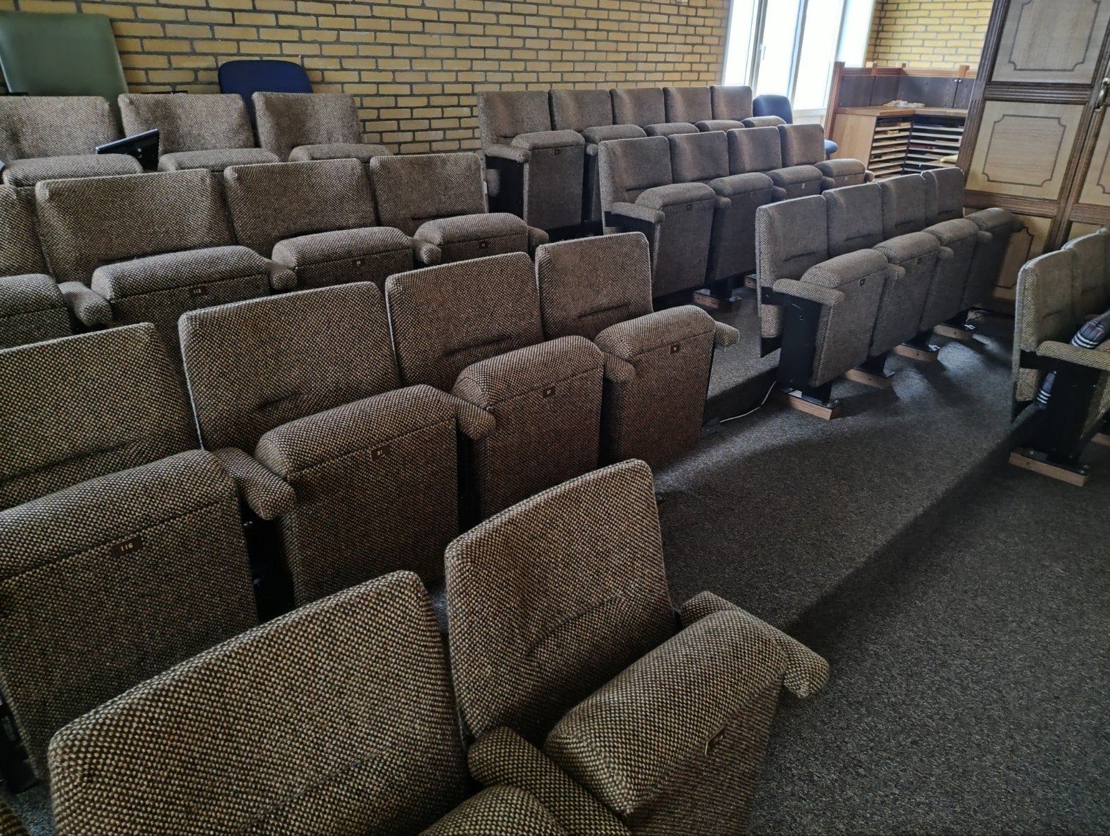 T.E.A.B 70x bioscoop stoelen, Ophalen, Gebruikt