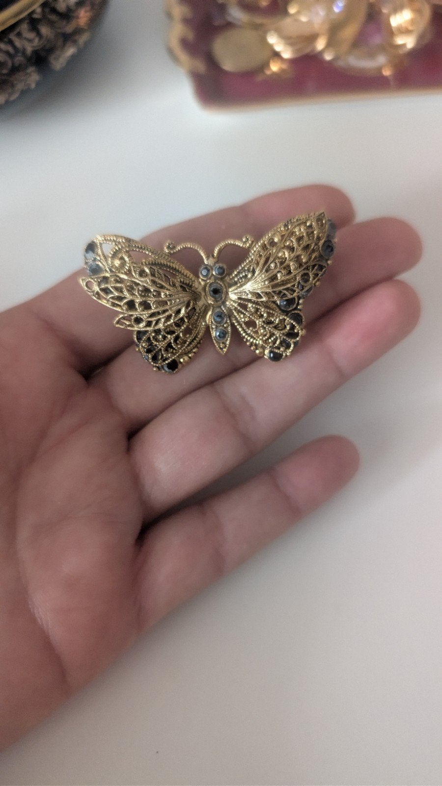 Vintage Broche Vlinder met Donkere Steentjes, Met kristal, Overige materialen, 4 tot 7 cm, Gebruikt