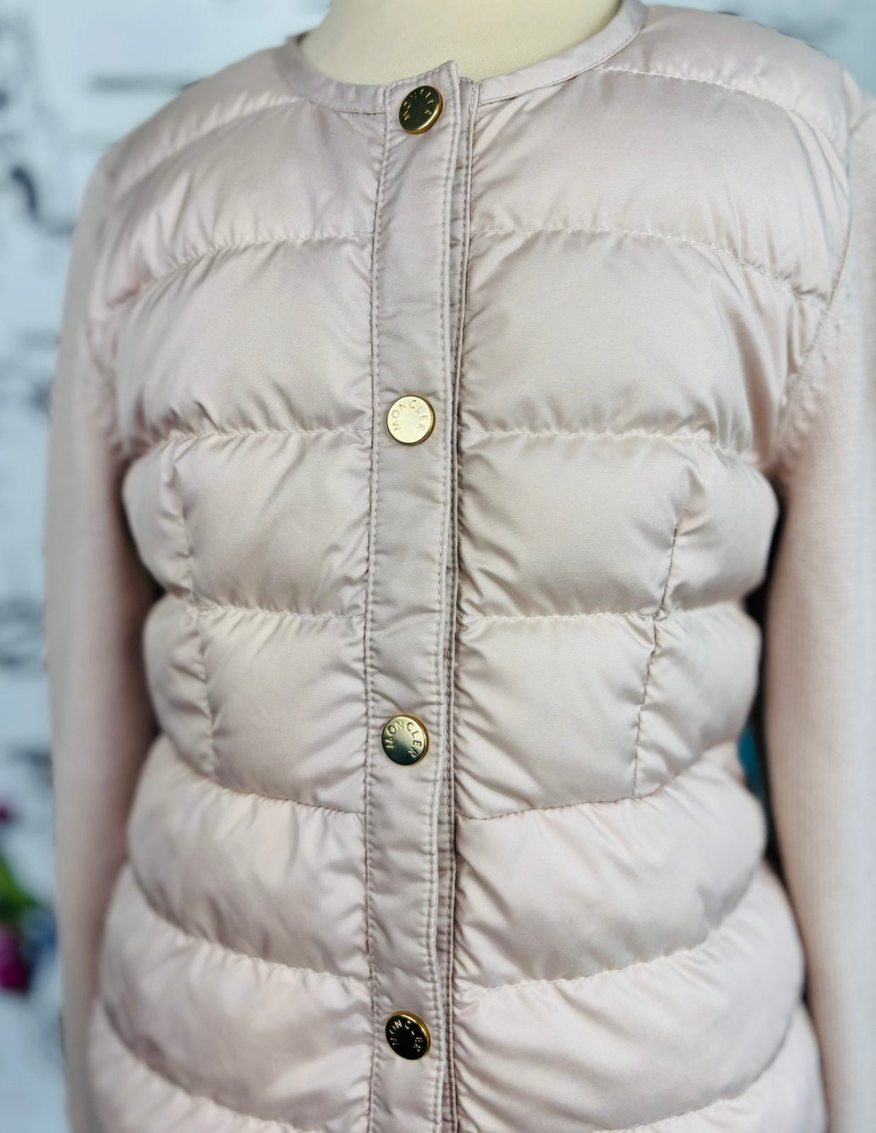 Moncler poederkleurig vest jasje met dons maat 8 NIEUW, Kinderen en Baby's, Kinderkleding | Maat 128, Moncler EU, Trui of Vest
