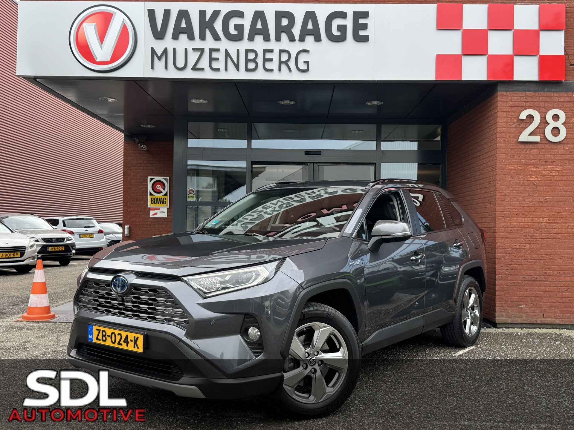 Toyota RAV4 2.5 Hybrid AWD Executive // MEMORY SEATS // JBL, Automaat, Dealer onderhouden, Gebruikt, 4 cilinders