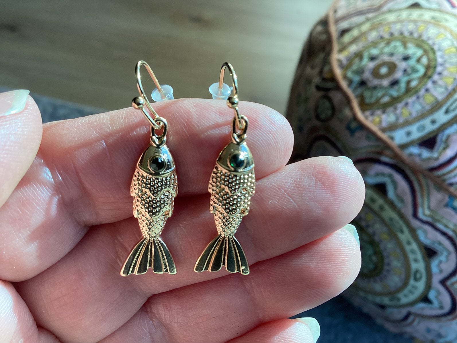 Oorbellen NIEUW visjes met groen steentje voor, € 5, Ophalen of Verzenden, Nieuw, Groen, Overige materialen