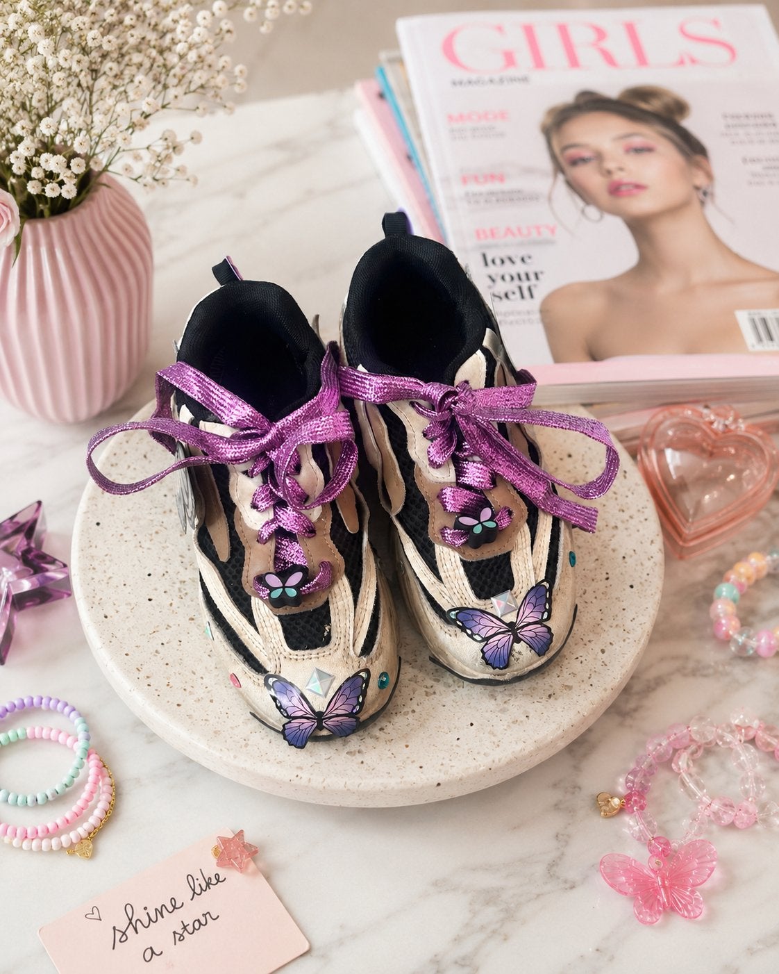 Unieke, opgepimpte sneakers met vlinders en glitters, Ophalen of Verzenden, Gebruikt, Meisje, Sportschoenen