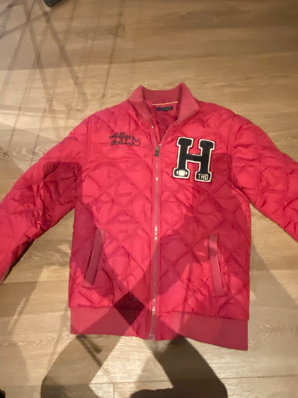 Tommy Hilfiger gewatteerde jas rood, Verzenden, Gedragen