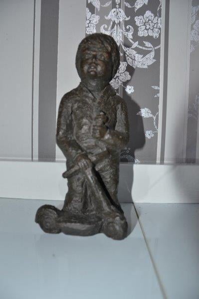 beeldje van Geert Kunen, 21cm., Ophalen of Verzenden, Handgemaakt, Beeld, 20 - 50 cm