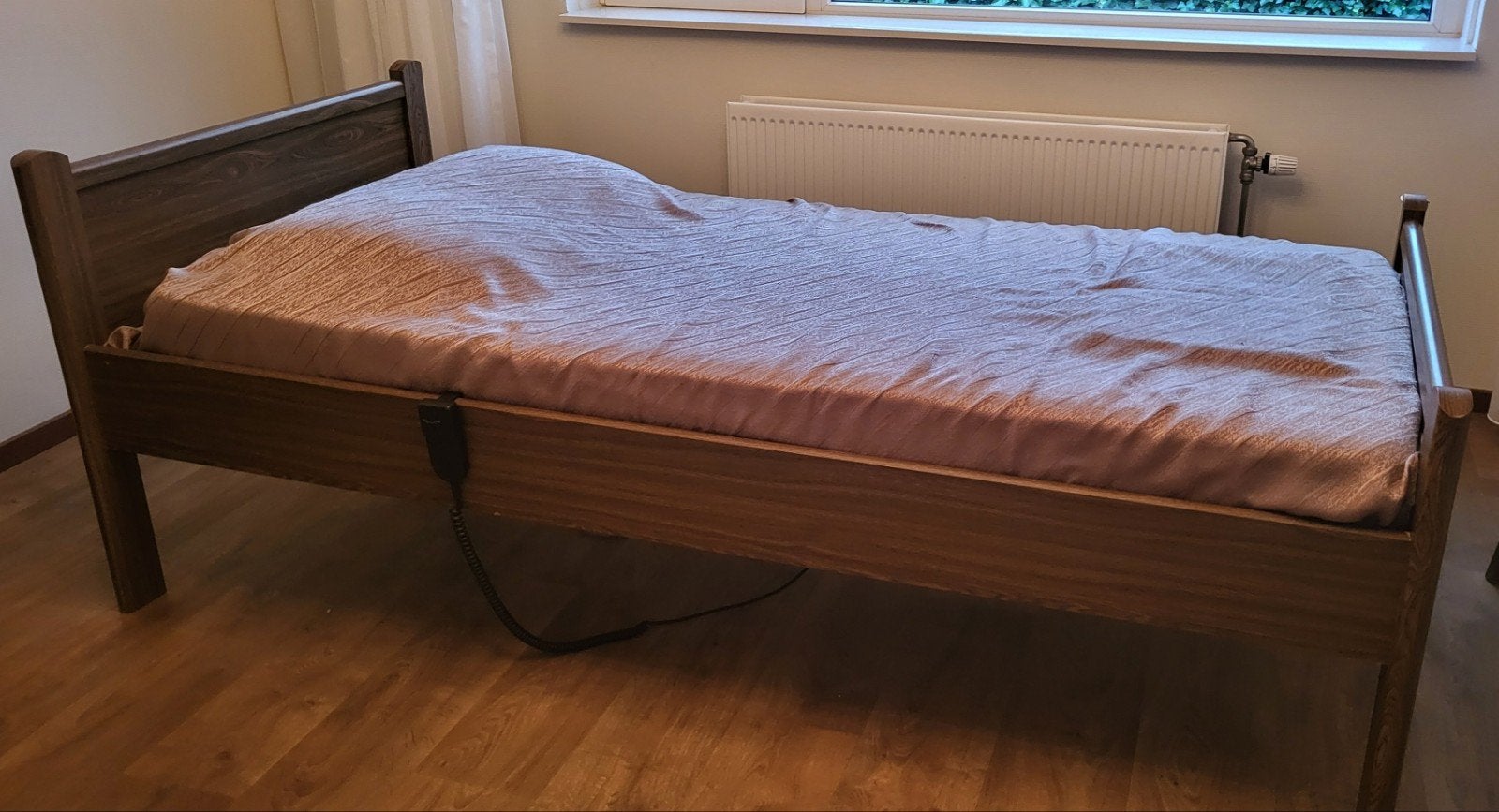 Eenpersoonsbed met elektrisch verstelbare lattenbodem, Huis en Inrichting, Slaapkamer | Bedden, Eenpersoons, 100 cm, 210 cm, Verstelbaar