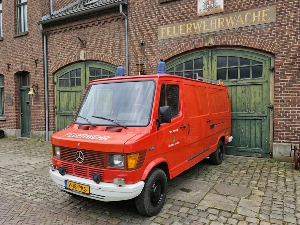 Mercedes 308 TN T1 1982 belastingvrij 310 benzine nw APK, Auto's, Oldtimers, Achterwielaandrijving, Zwart, Leder en Stof, 2300 cc