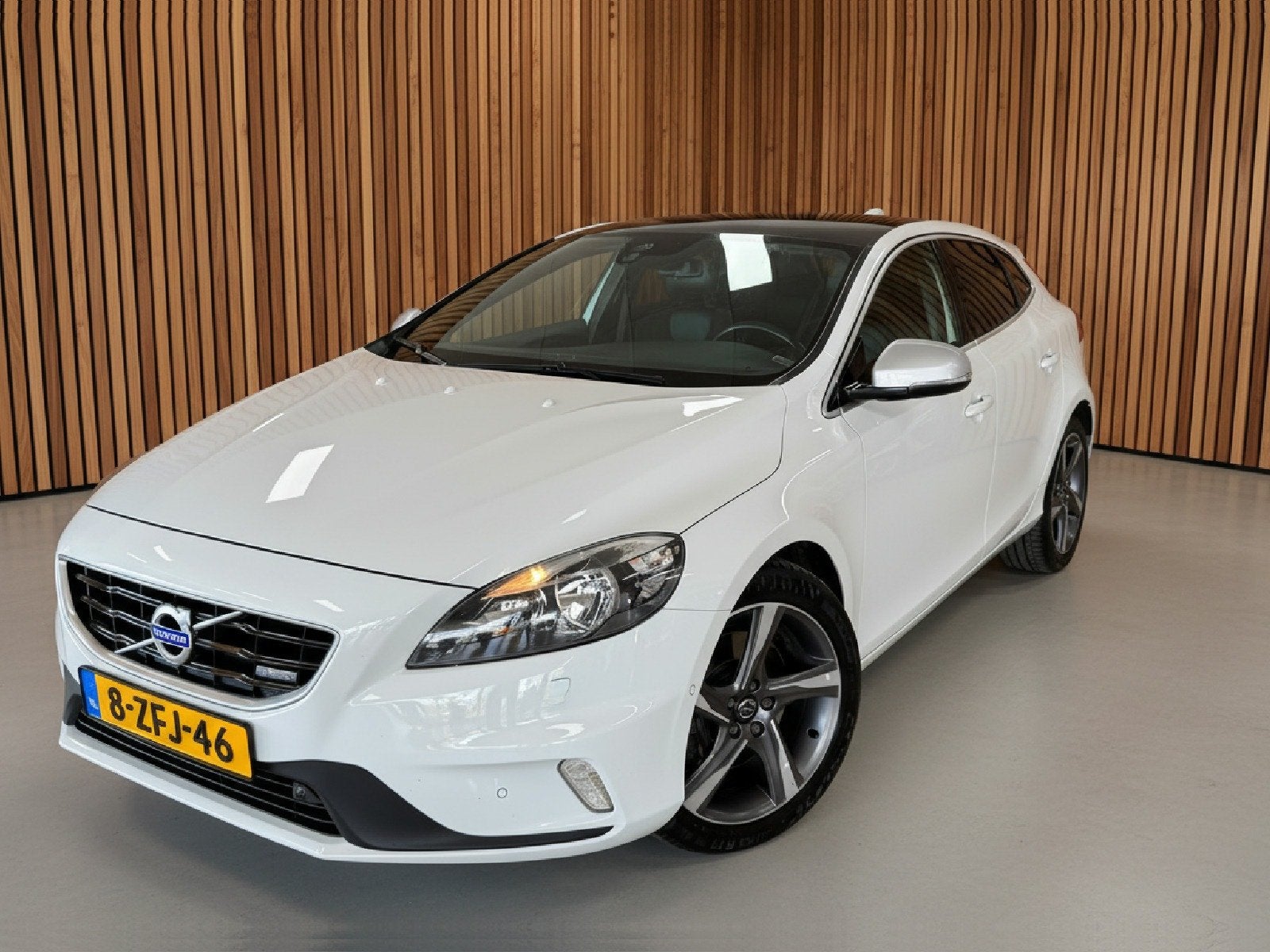 Volvo V40 2.0 D4 R-Design Business | Camera | Navi | Cruise., Voorwielaandrijving, Euro 5, Gebruikt, Wit