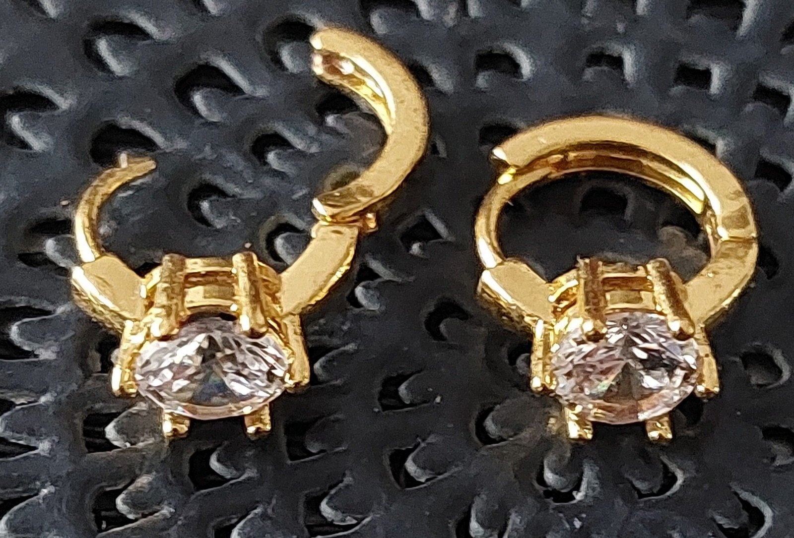 Goudkleurige oorbellen met steen, Overige materialen, Hangers, Ophalen of Verzenden, Zo goed als nieuw