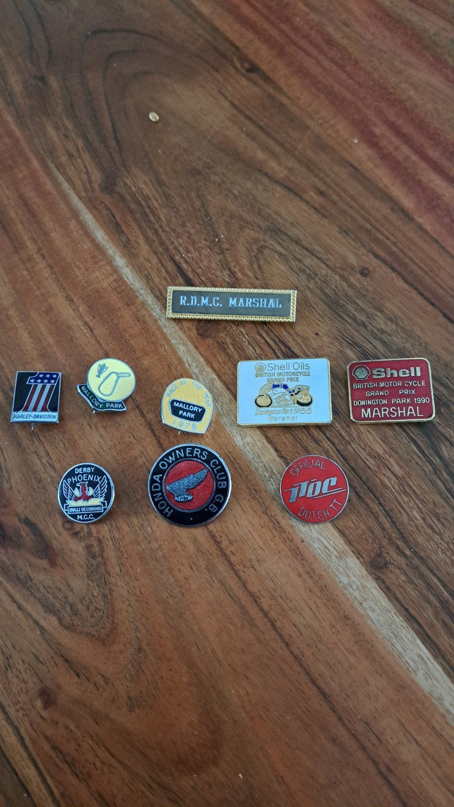 8 geëmailleerde motorrace badges +1 niet geëmailleerd, Verzamelen, Speldjes, Pins en Buttons, Ophalen, Overige onderwerpen