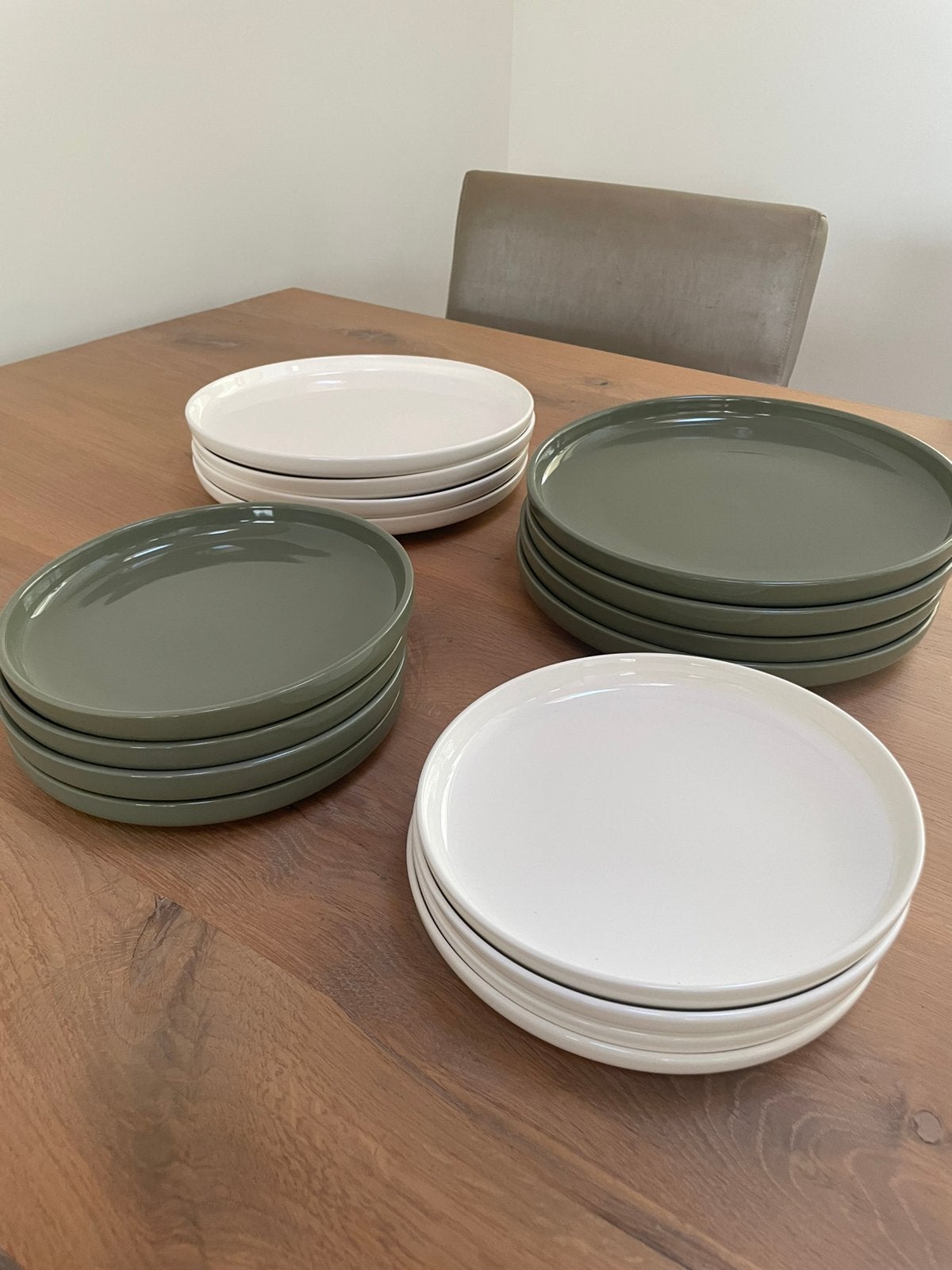 16 nieuwe borden van Royal Boch, kaki/groen en crème/wit, Ophalen, Nieuw, Bord(en), Royal Boch