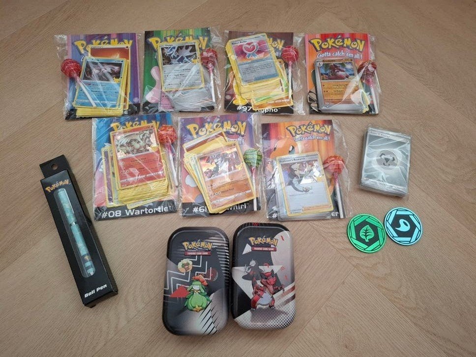 Pakket met Pokemon kaarten tins coins en meer, Ophalen of Verzenden