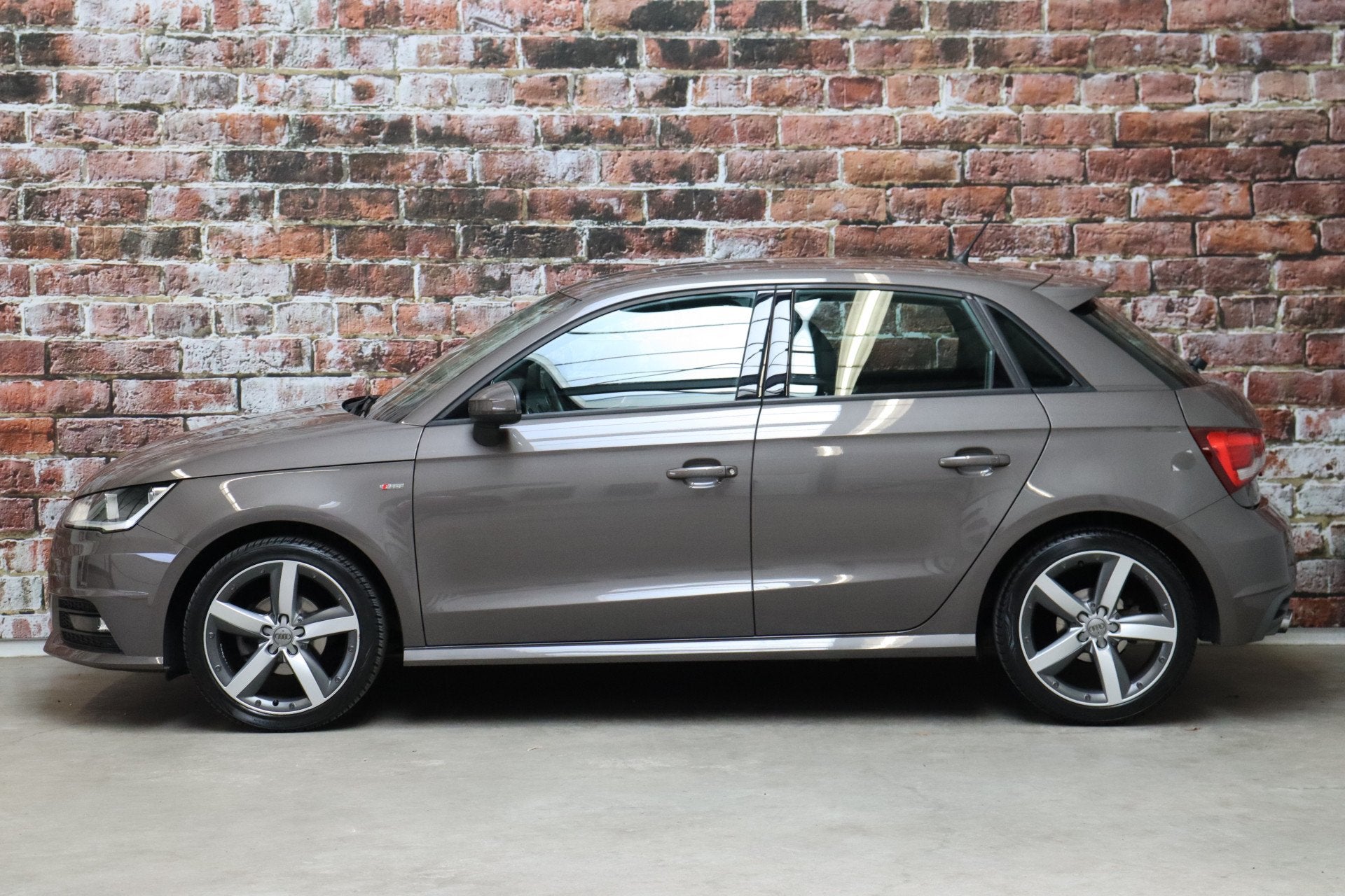 Audi A1 Sportback 1.0 TFSI 96pk Adrenalin 5 deurs / Navigati, Auto's, Audi, Voorwielaandrijving, Stof, Bruin, 4 stoelen