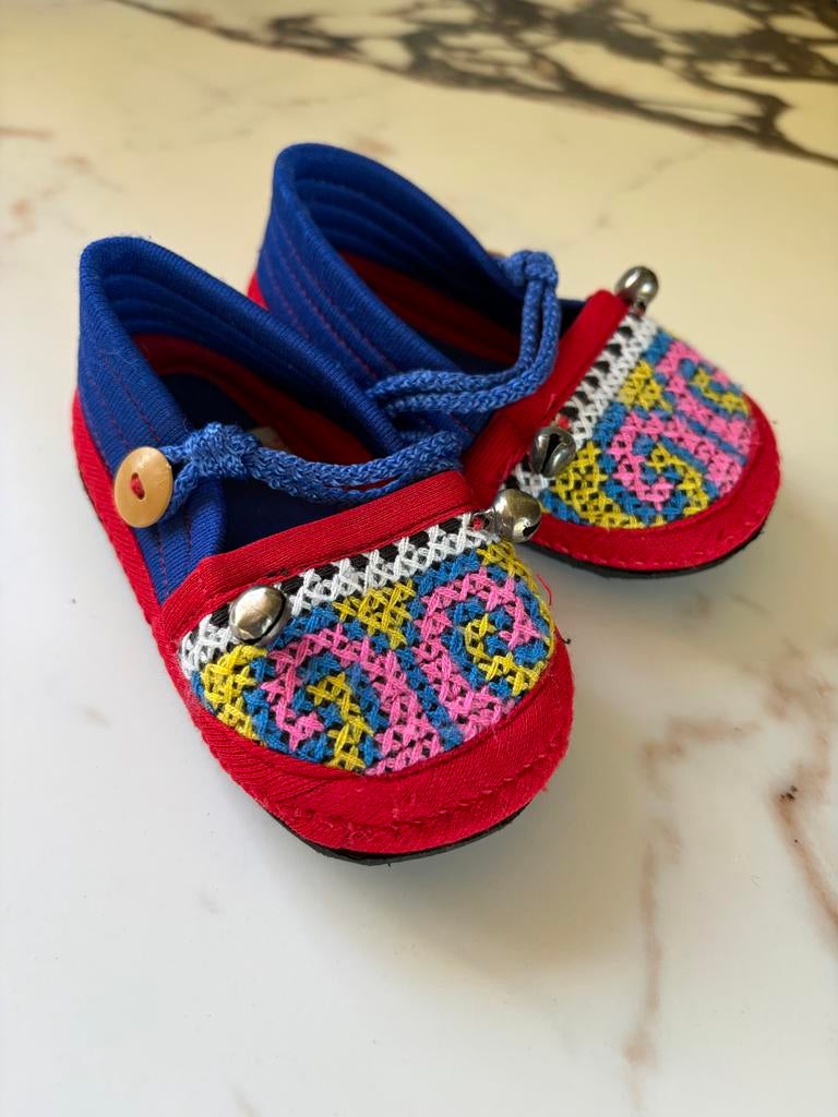 Kleurrijke babyslofjes met belletjes maat 18/19, Ophalen of Verzenden, Zo goed als nieuw, Jongetje of Meisje, Slofjes