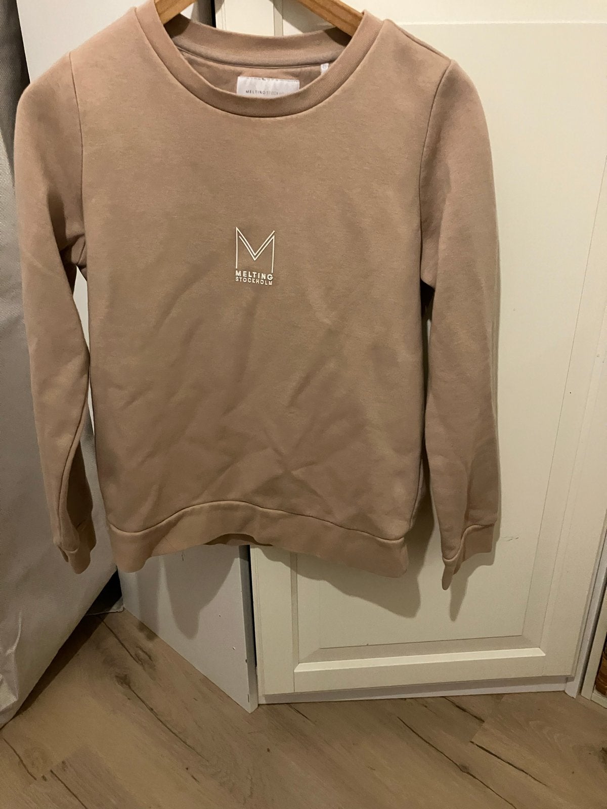 Melting Stockholm sweater maat M, Kleding | Dames, Truien en Vesten, Ophalen, Zo goed als nieuw, Maat 38/40 (M), Beige
