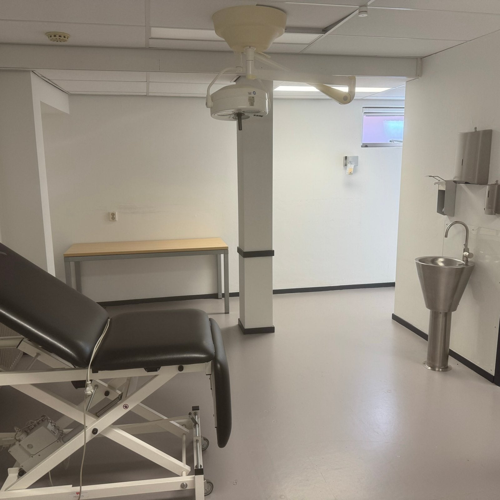 Medische behandelstoel met plafondlamp, Ophalen