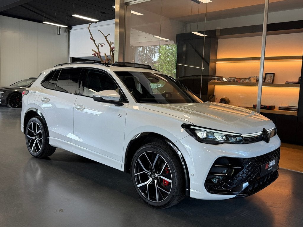 Volkswagen Tiguan 1.5 eTSI R-Line Pano 360Cam. Elec.Trekhaak, Auto's, Zwart, 4 cilinders, 150 pk, Alcantara