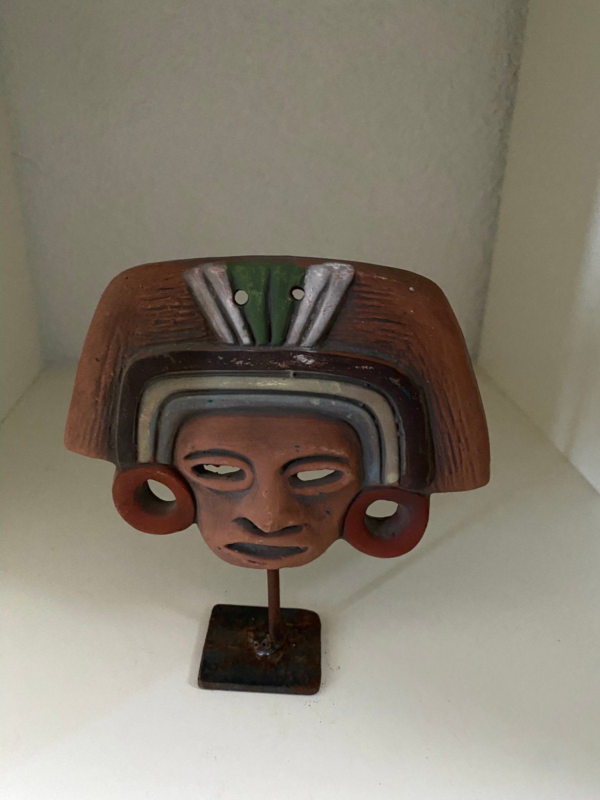 Klein maskertje, aardewerk op standaard, Mexico, Ophalen
