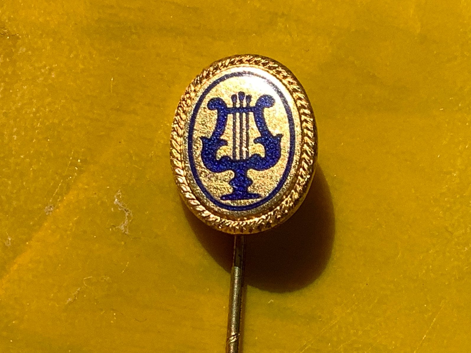 Verguld (?) speldje muziekvereniging lier, Ophalen of Verzenden, Gebruikt, Overige onderwerpen, Speldje of Pin
