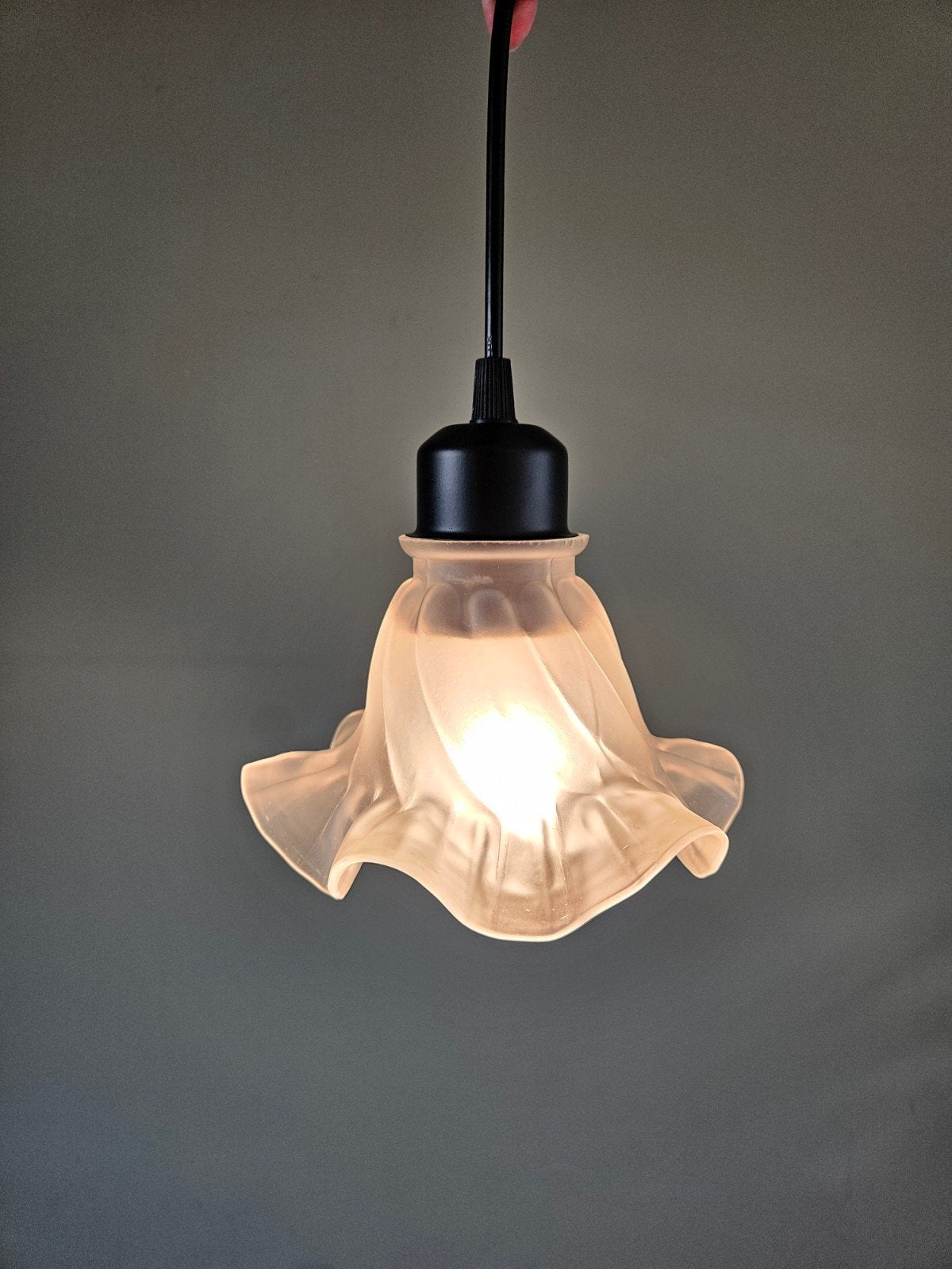 Vintage kleine hanglamp van matglas/ glas, rokkapje, Vintage, E27 (groot), Ophalen of Verzenden, Glas
