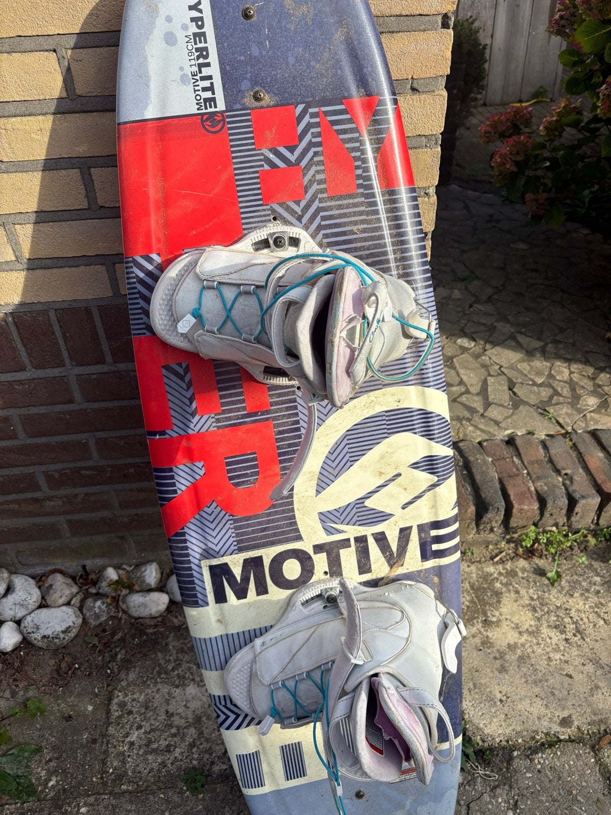 Hyperlite Motive 119 Wakeboard met bindingen - Kinderen, Watersport en Boten, Ophalen of Verzenden, Gebruikt, Board en Schoenen