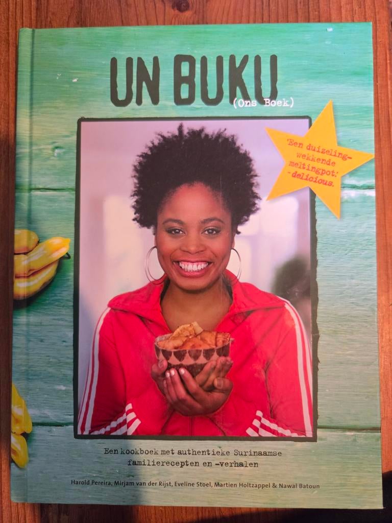 Un Buku - Authentieke Surinaamse recepten en verhalen, Boeken, Hoofdgerechten, Ophalen of Verzenden, Harold Pereira, Mirjam van der Rijst, Eveline Steel