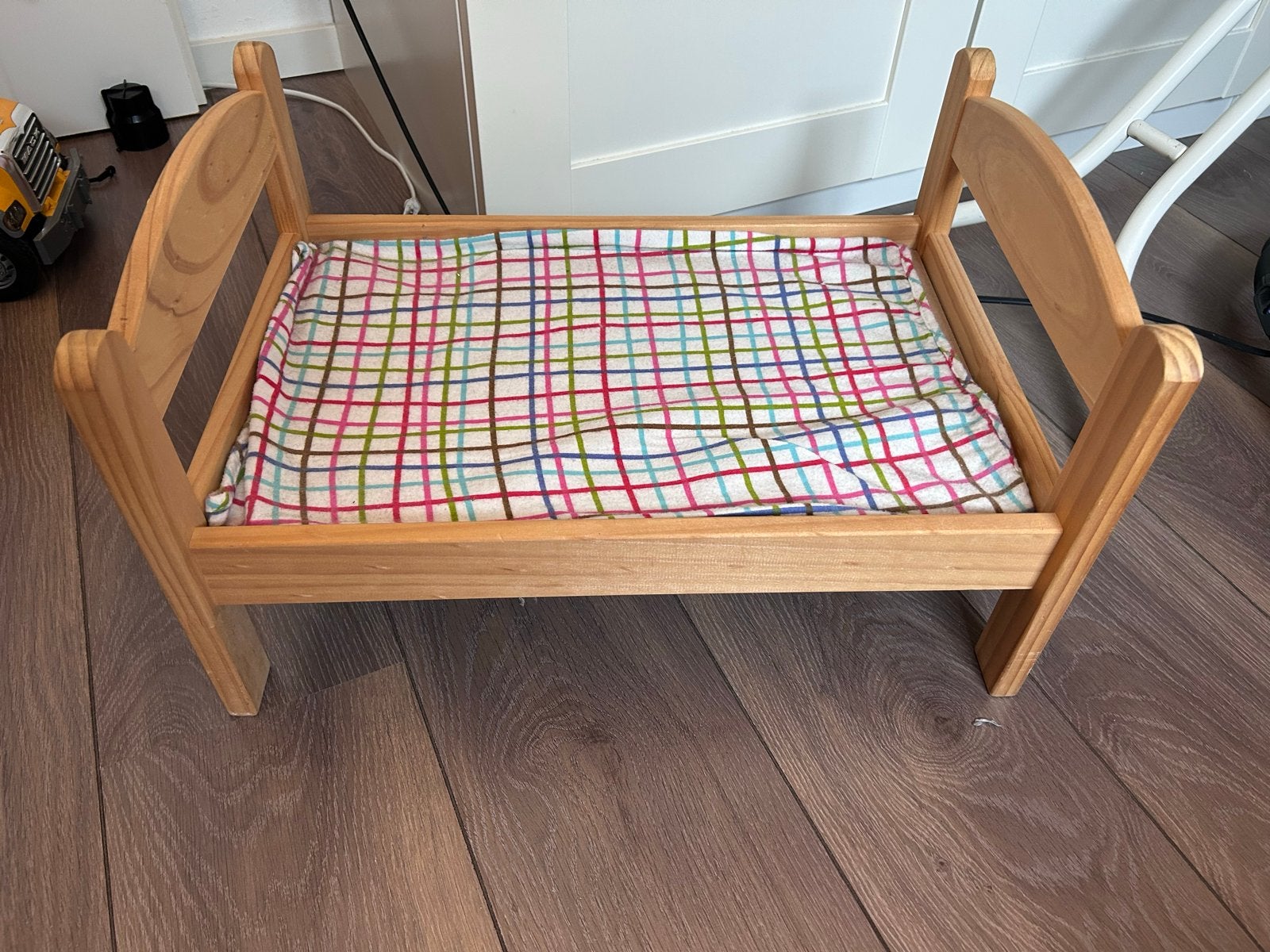 Houten poppenbedje met geruit lakentje, Ophalen, Gebruikt, Babypop
